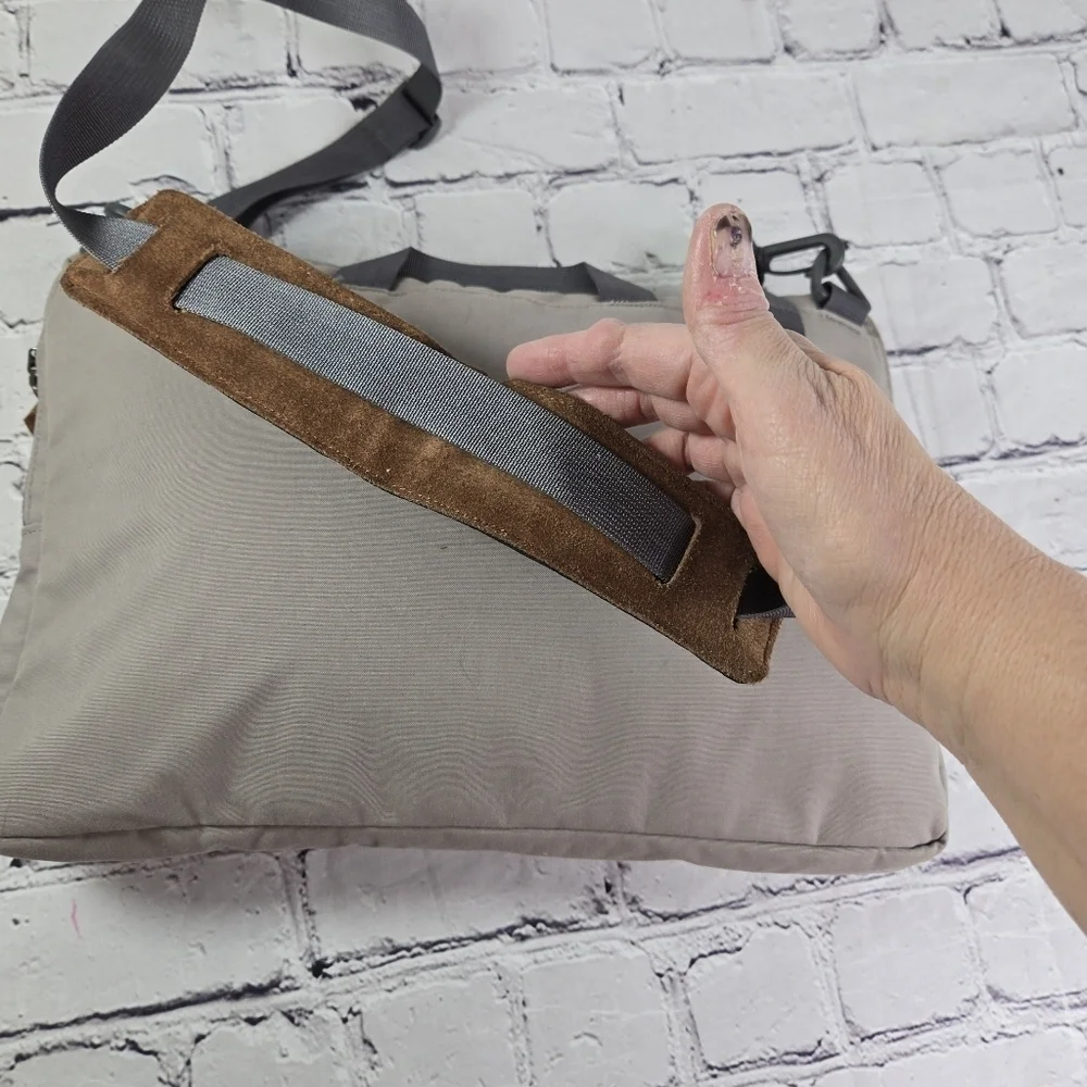 Cotopaxi Chuspa Messenger Bag In Light gray padded laptop bag